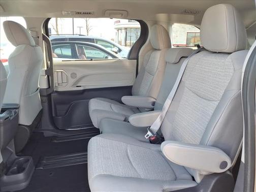 2022 Toyota Sienna LE