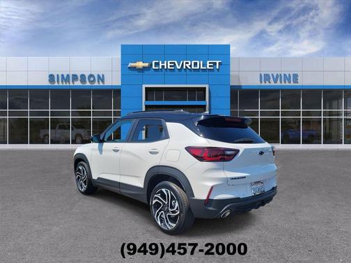 Iridescent Pearl Tricoat 2026 Chevrolet Trailblazer RS