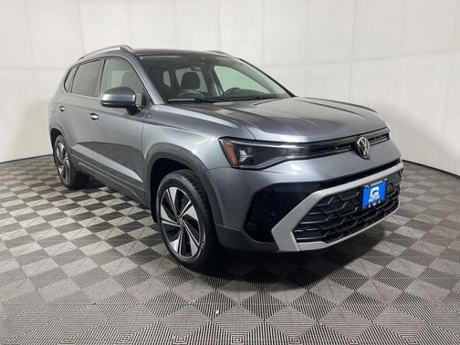 Platinum Gray Metallic 2025 Volkswagen Taos 1.5T SE
