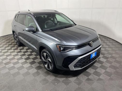 Platinum Gray Metallic 2025 Volkswagen Taos 1.5T SE