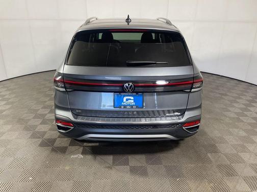 Platinum Gray Metallic 2025 Volkswagen Taos 1.5T SE