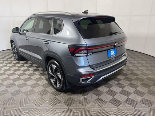 Platinum Gray Metallic 2025 Volkswagen Taos 1.5T SE