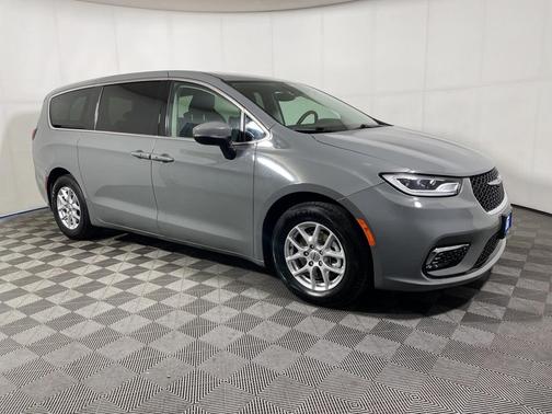 2023 Chrysler Pacifica Touring-L