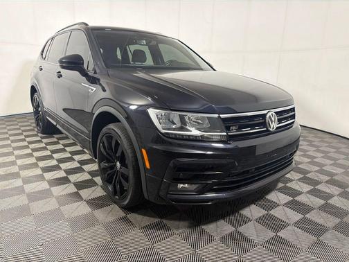 Deep Black Pearl Effect 2020 Volkswagen Tiguan 2.0T SE R-Line Black