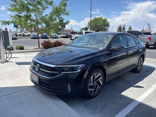 Deep Black Pearl Effect 2023 Volkswagen Jetta 1.5T SEL