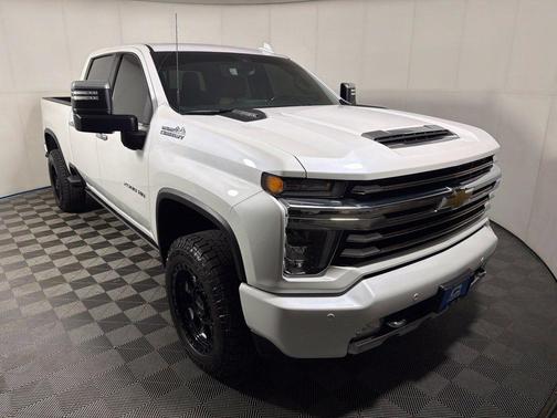 Iridescent Pearl Tricoat 2022 Chevrolet Silverado 2500 High Country