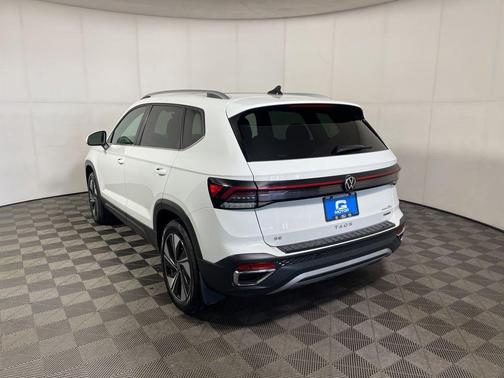 Pure White 2025 Volkswagen Taos 1.5T SE