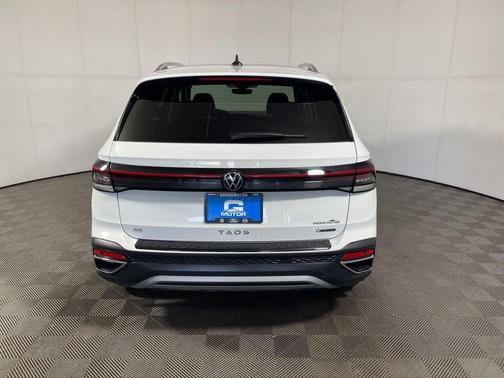 Pure White 2025 Volkswagen Taos 1.5T SE
