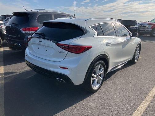 2017 INFINITI QX30 Premium
