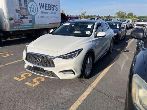 2017 INFINITI QX30 Premium