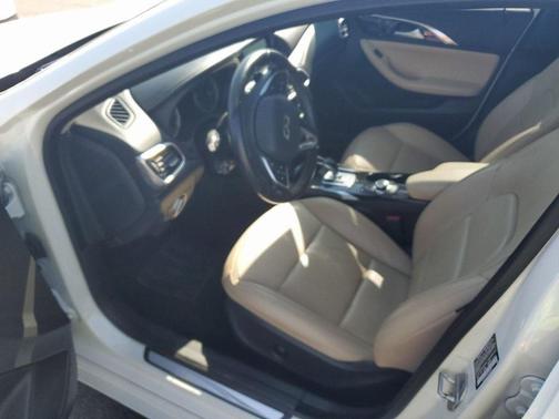 2017 INFINITI QX30 Premium