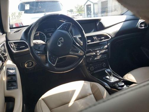 2017 INFINITI QX30 Premium