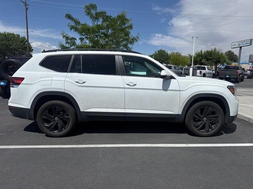 Pure White 2023 Volkswagen Atlas 2.0T SE