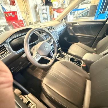 Deep Black Pearl Effect 2024 Volkswagen Tiguan 2.0T SE