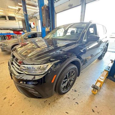 Deep Black Pearl Effect 2024 Volkswagen Tiguan 2.0T SE
