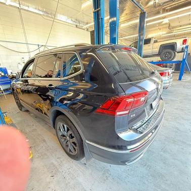 Deep Black Pearl Effect 2024 Volkswagen Tiguan 2.0T SE