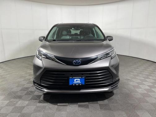 2022 Toyota Sienna LE