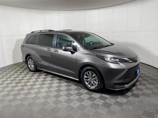 2022 Toyota Sienna LE
