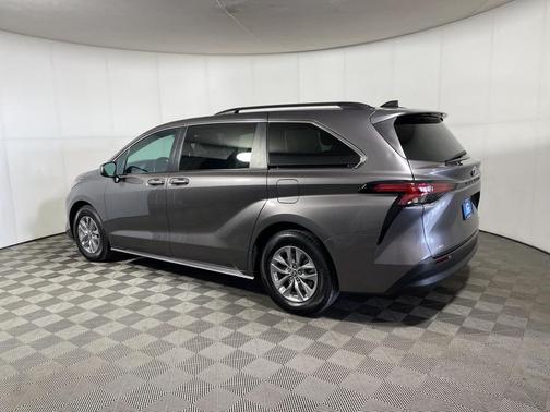 2022 Toyota Sienna LE