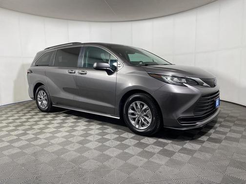 2022 Toyota Sienna LE