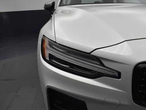 2024 Volvo S60 B5 Core Dark Theme