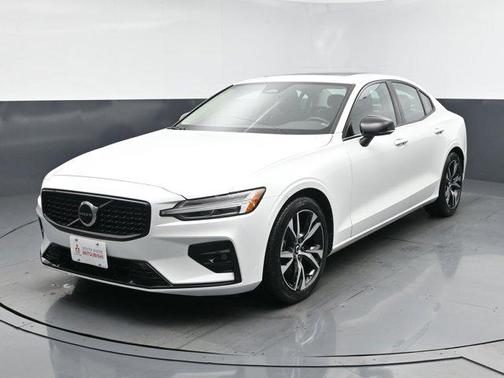 2024 Volvo S60 B5 Core Dark Theme