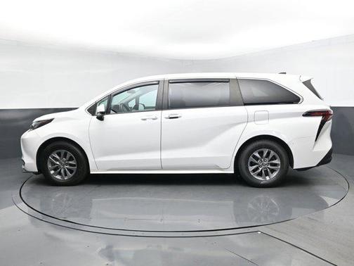 2022 Toyota Sienna LE