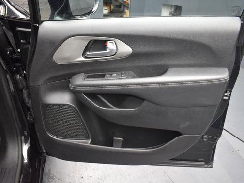 2024 Chrysler Pacifica Hybrid Premium S Appearance Pkg