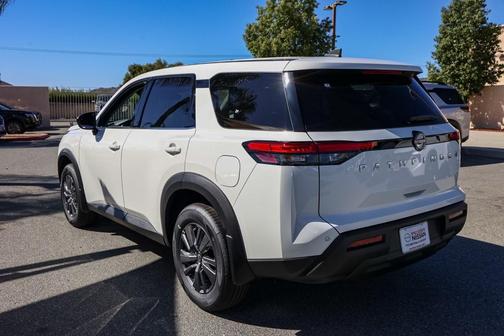 2025 Nissan Pathfinder S