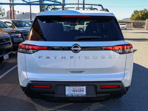 2025 Nissan Pathfinder SV