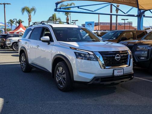 2025 Nissan Pathfinder SV