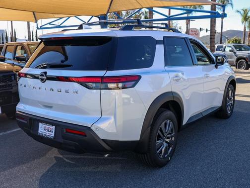 2025 Nissan Pathfinder SV