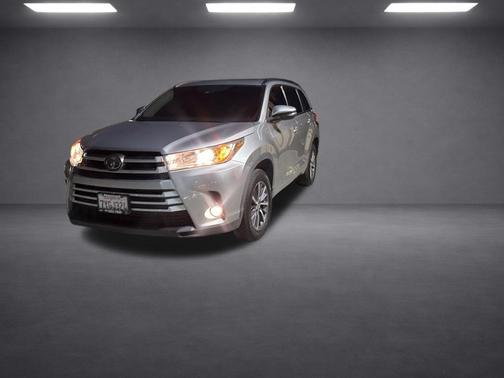 Celestial Silver Metallic 2017 Toyota Highlander XLE