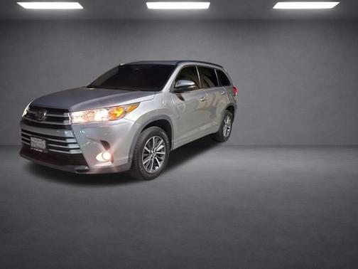 Celestial Silver Metallic 2017 Toyota Highlander XLE