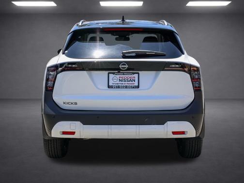 2t Wht Blk Roof 2026 Nissan Kicks SV