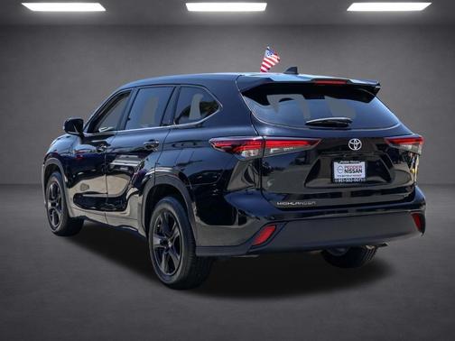 Midnight Black Metallic 2024 Toyota Highlander LE