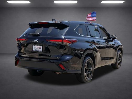 Midnight Black Metallic 2024 Toyota Highlander LE