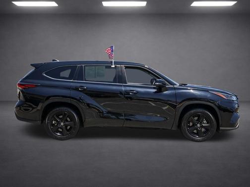 Midnight Black Metallic 2024 Toyota Highlander LE
