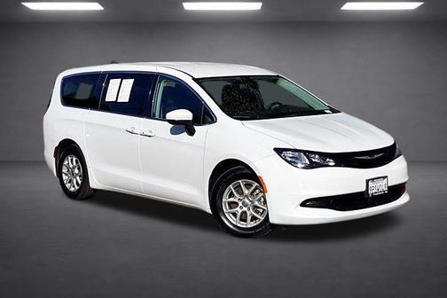 2022 Chrysler Voyager LX