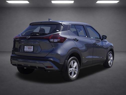 Gun Metallic 2024 Nissan Kicks S