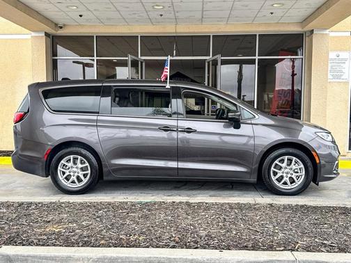 2023 Chrysler Pacifica Touring-L