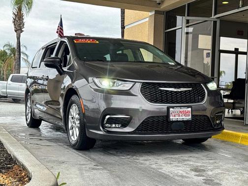 2023 Chrysler Pacifica Touring-L
