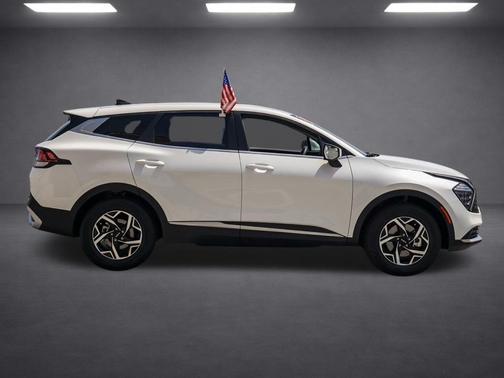 Snow White Pearl 2024 Kia Sportage LX