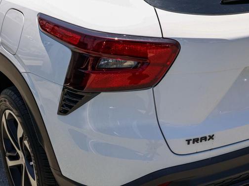 Summit White 2024 Chevrolet Trax 1RS