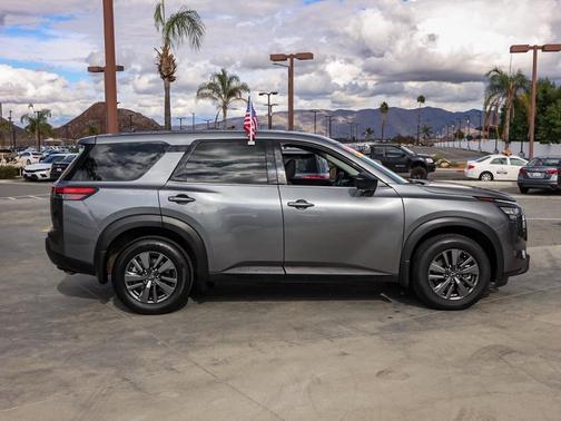 2024 Nissan Pathfinder S