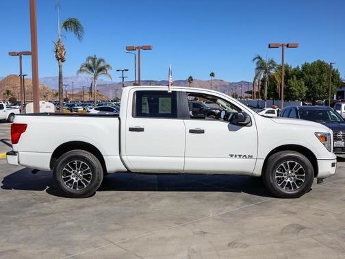 2023 Nissan Titan SV