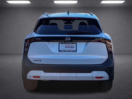 Aspen White Tricoat 2026 Nissan Kicks SV