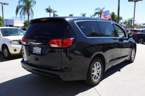 2023 Chrysler Voyager LX