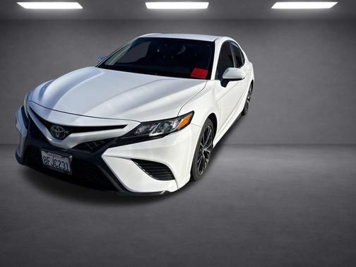 Super White 2018 Toyota Camry SE
