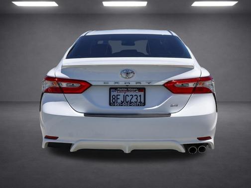 Super White 2018 Toyota Camry SE
